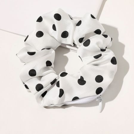 Scrunchie Wallet Ένα οργανικό κοτσιδάκι που μπορεί να φυλάει και τα αγαπημένα σου αντικείμενα! - White with black dots